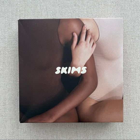 SKIMS Essential Long Sleeve Scoop Neck Bodysuit L/XL Desert - Picture 10 of 12